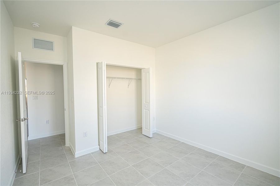 Spacious, unfurnished interior of a new home in Acacia Groves, Miami (Image 41).