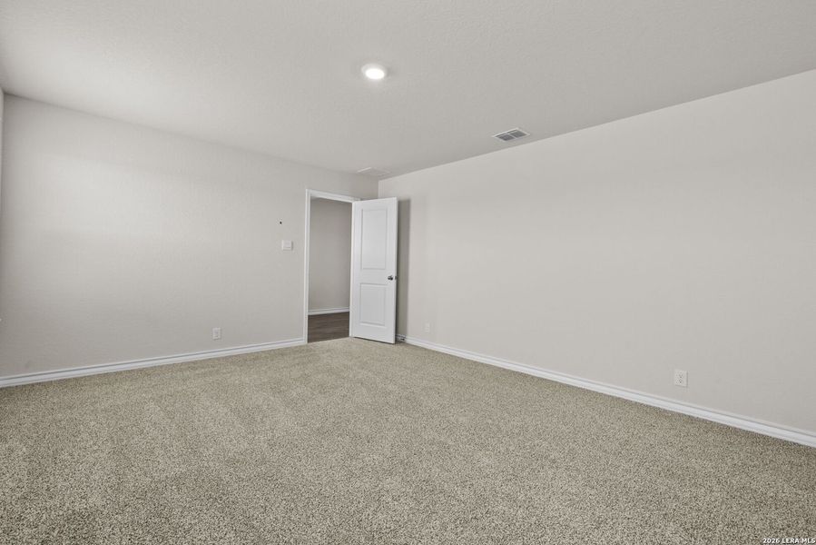 Spacious, unfurnished interior of a new home in Stonehill, San Antonio (Image 16).