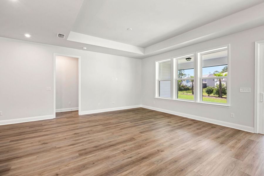 Spacious, unfurnished interior of a new home in Waterways, Richmond Hill (Image 19).