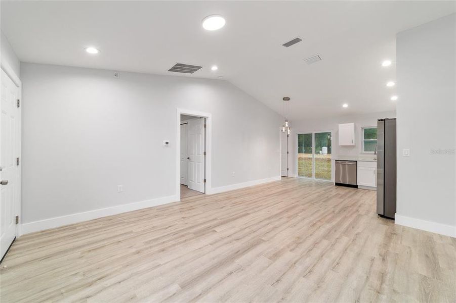 Spacious, unfurnished interior of a new home in , Dunnellon (Image 30).