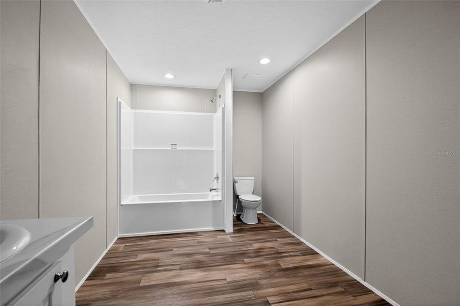 Spacious, unfurnished interior of a new home in , Crystal River (Image 26).