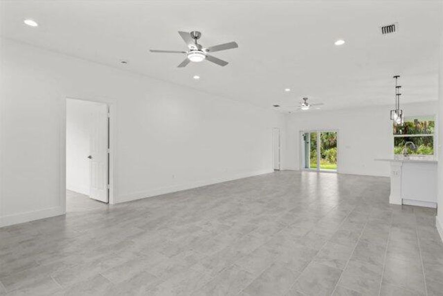 Spacious, unfurnished interior of a new home in , Vero Beach (Image 26).