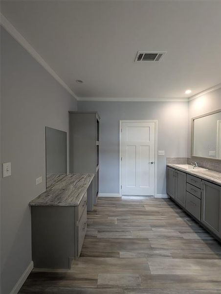 Spacious, unfurnished interior of a new home in , Hudson (Image 29).