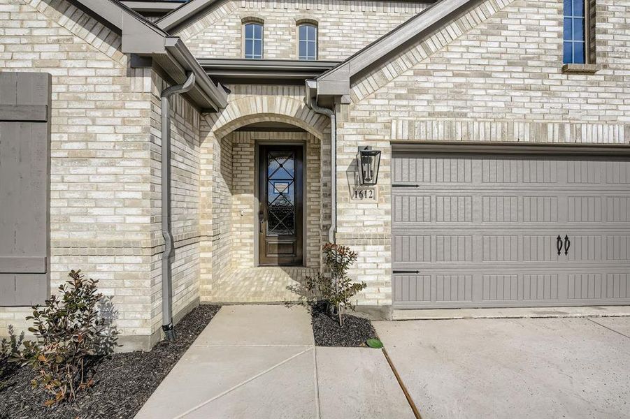 Exterior details and patio area of a home in Wellington 50s, Fort Worth (Image 3).