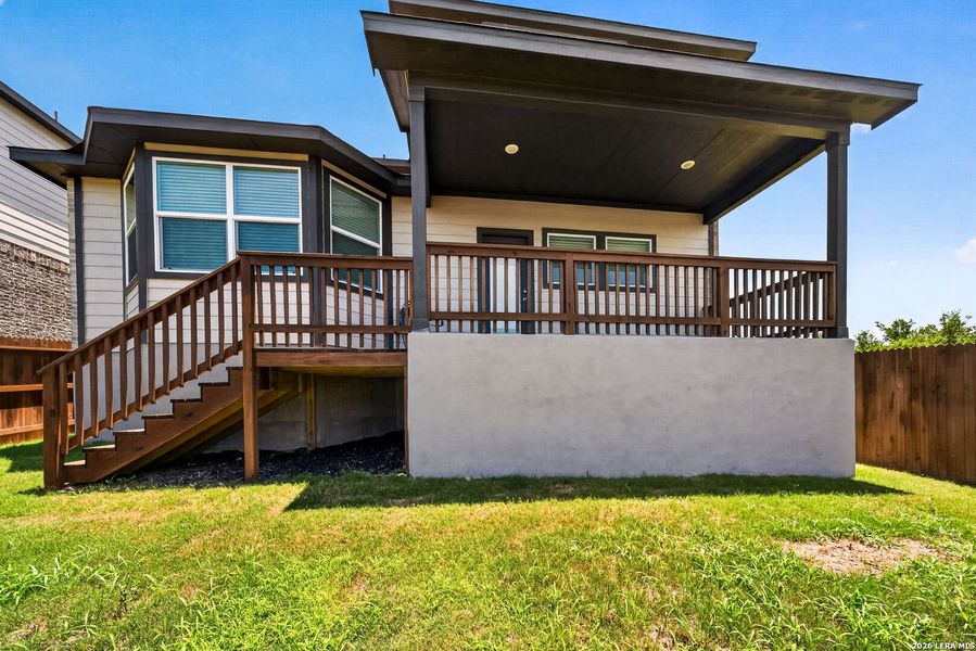 Exterior details and patio area of a home in Thomas Pond, San Antonio (Image 30).