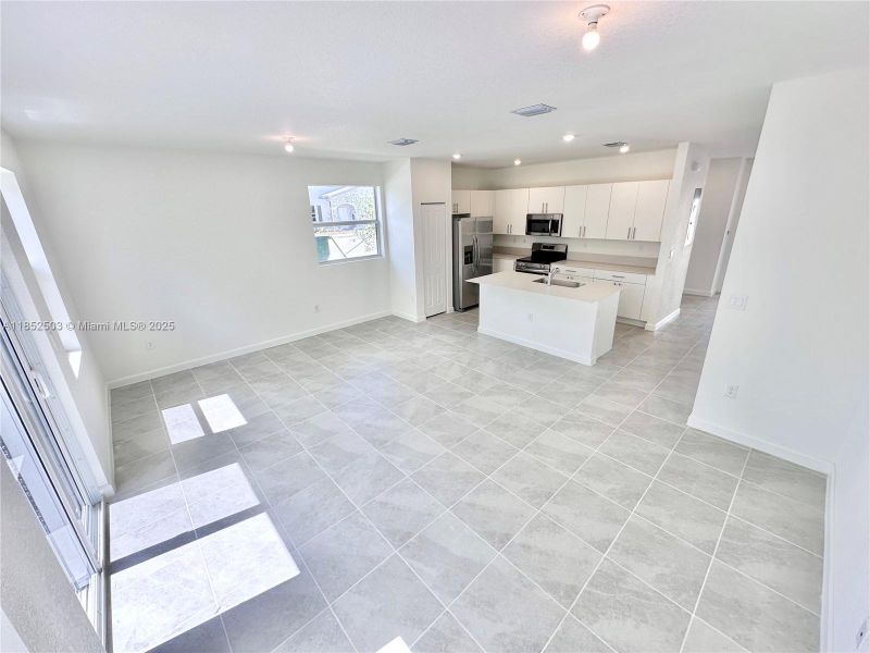 Spacious, unfurnished interior of a new home in , Florida City (Image 18).