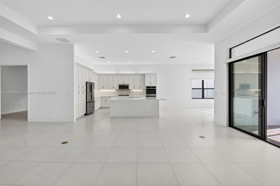 Spacious, unfurnished interior of a new home in , Boynton Beach (Image 25).