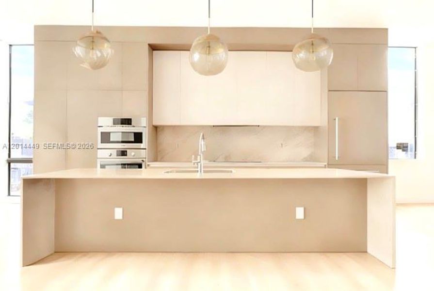 Room for 5-6 stools with elegant light fixtures. Room for 5-6 stools with elegant light fixtures.