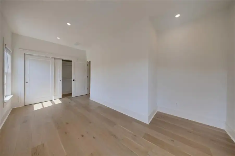 Spacious, unfurnished interior of a new home in , Sandy Springs (Image 77).