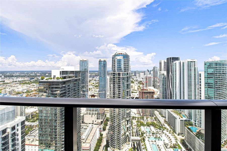 Condo located in Miami, FL showcasing its design and architecture (Image 27).