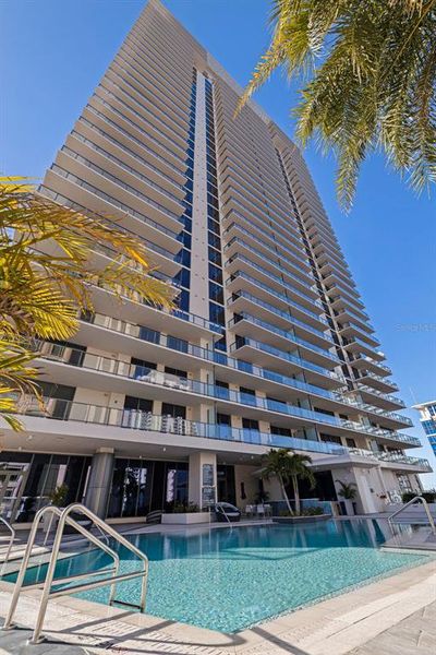 Condo located in St. Petersburg, FL showcasing its design and architecture (Image 50).