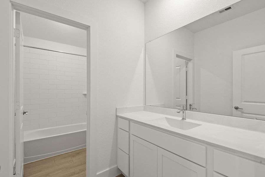 Furnished interior view inside a new home in Riverside Estates, Mont Belvieu (Image 8).