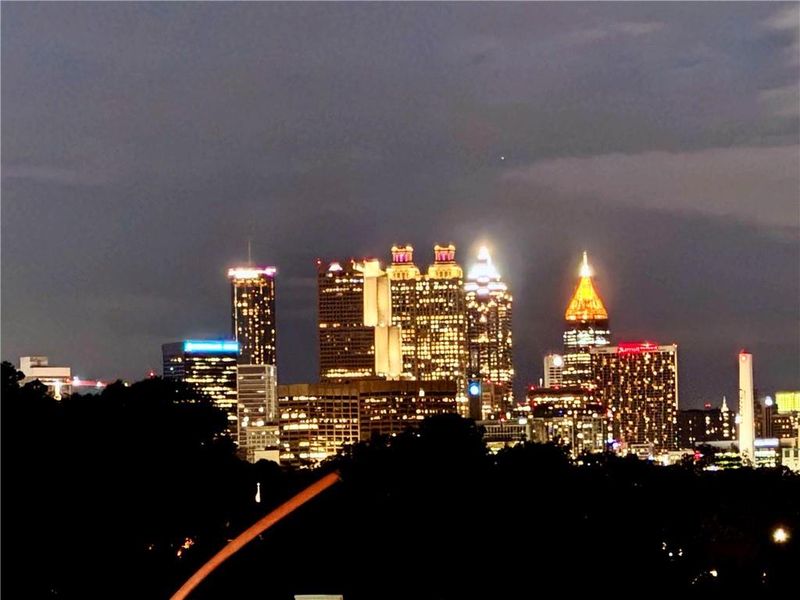 Condo located in Atlanta, GA showcasing its design and architecture (Image 5).