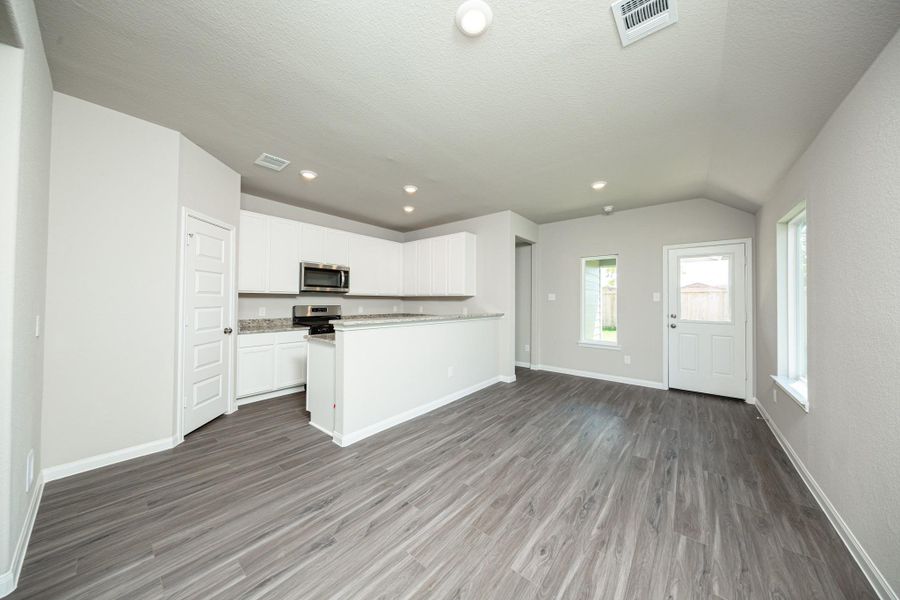 Spacious, unfurnished interior of a new home in Cliffstone Hills, Conroe (Image 6).