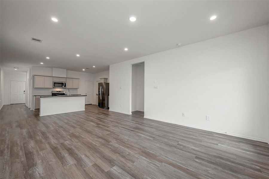Spacious, unfurnished interior of a new home in Breckenridge Forest, Spring (Image 34).