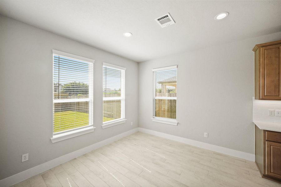 Spacious, unfurnished interior of a new home in Morton Creek Ranch, Katy (Image 7).