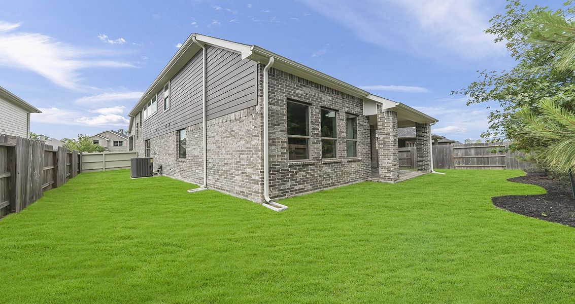 Exterior details and patio area of a home in Wood Leaf Reserve, Tomball (Image 25).