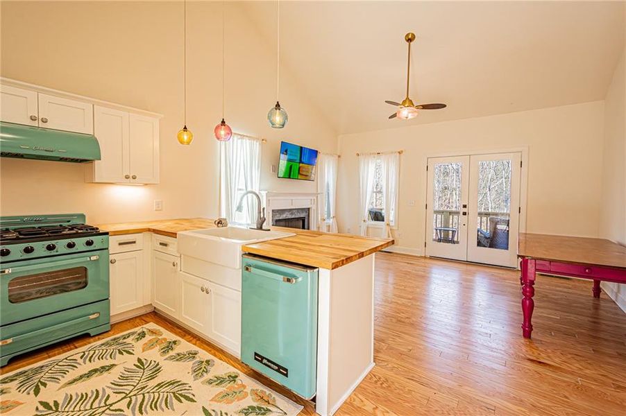 Furnished interior view inside a new home in , Dahlonega (Image 10).