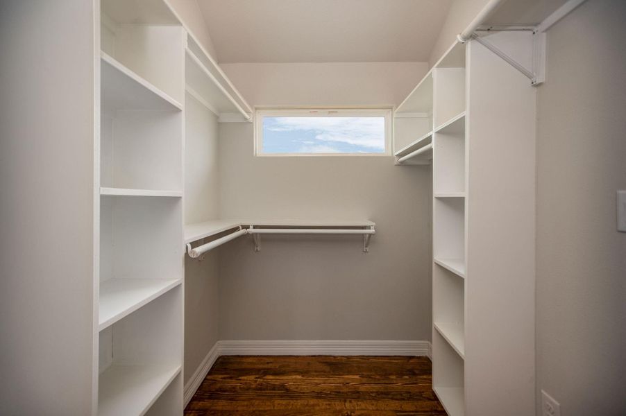 Spacious, unfurnished interior of a new home in , Port Lavaca (Image 13).