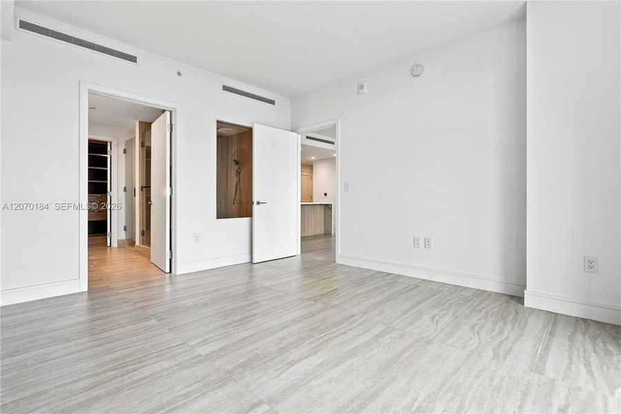 Spacious, unfurnished interior of a new home in , Miami (Image 36).