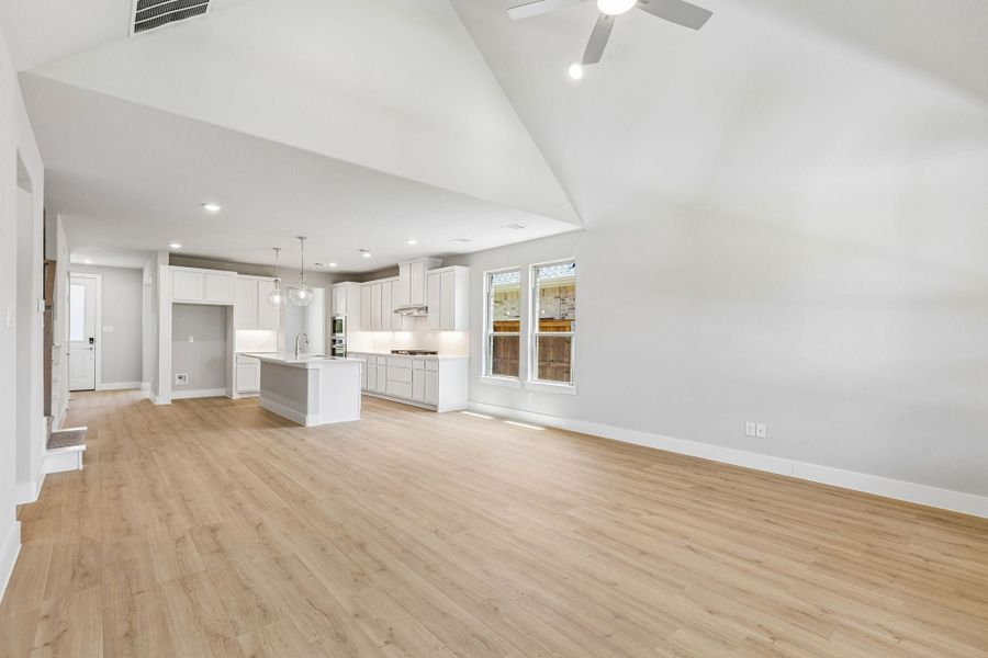 Spacious, unfurnished interior of a new home in Dove Hollow, Waxahachie (Image 18).