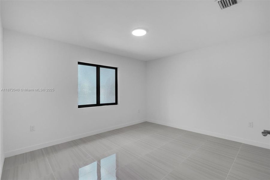 Spacious, unfurnished interior of a new home in , Miami Gardens (Image 18).