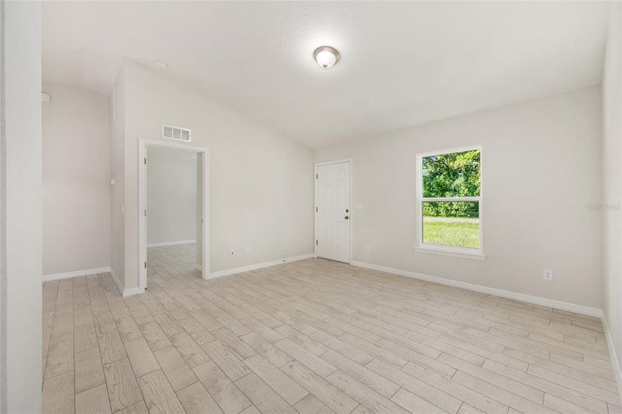 Spacious, unfurnished interior of a new home in , Ocala (Image 25).