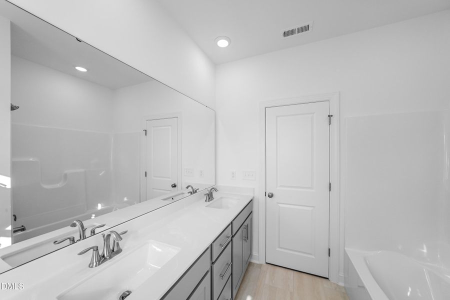 SUN_Stoneriver_Pic_EastmanIII_Bath2_1of1