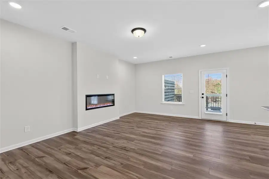 Spacious, unfurnished interior of a new home in Franklin Manor, Lawrenceville (Image 85).