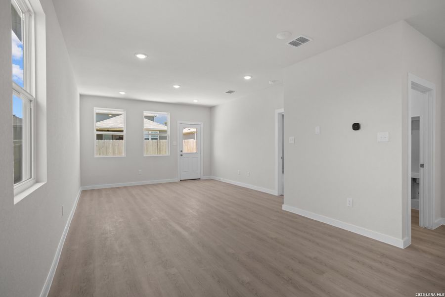 Spacious, unfurnished interior of a new home in Mesa Vista, San Antonio (Image 15).