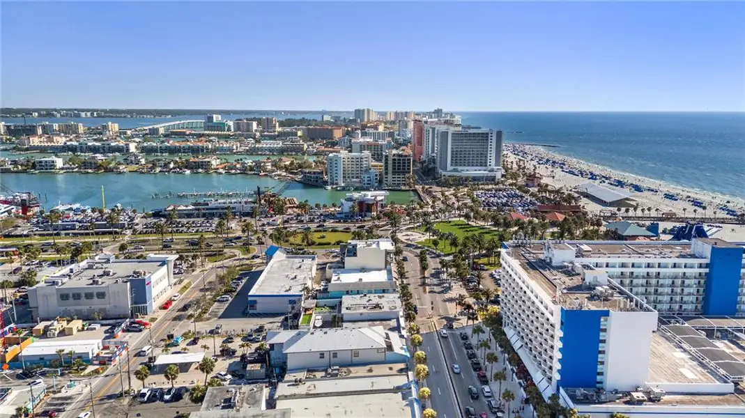 Condo located in Clearwater, FL showcasing its design and architecture (Image 12).