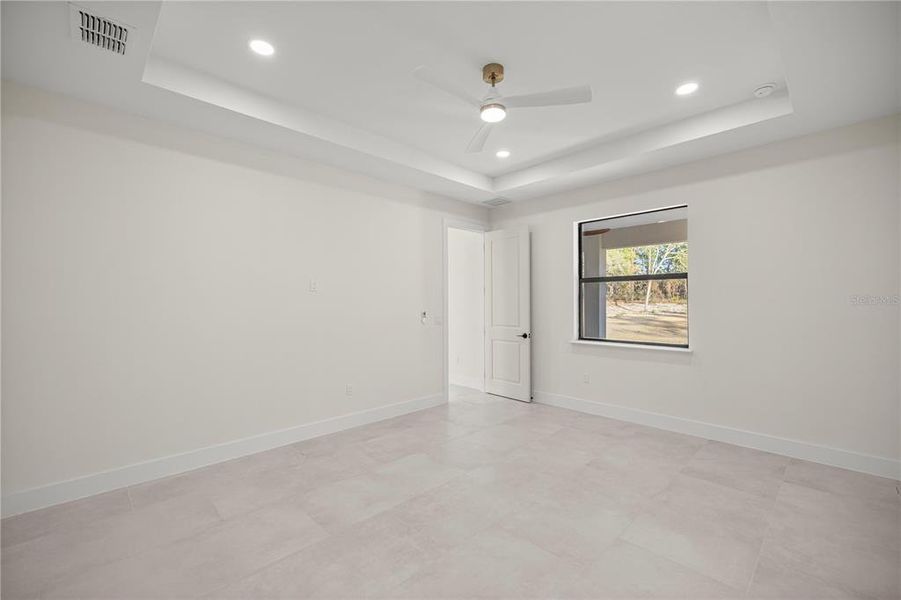 Spacious, unfurnished interior of a new home in , Dunnellon (Image 22).