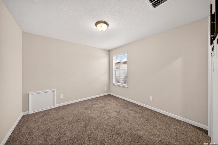 Spacious, unfurnished interior of a new home in Thomas Pond, San Antonio (Image 20).