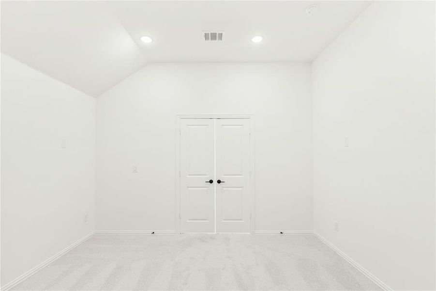 Spacious, unfurnished interior of a new home in Willow Wood, McKinney (Image 39).