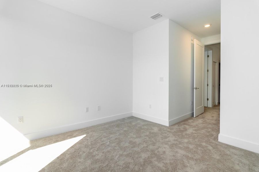 Spacious, unfurnished interior of a new home in , Dania Beach (Image 13).