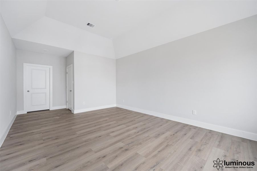 Spacious, unfurnished interior of a new home in Metro Village, Houston (Image 19).