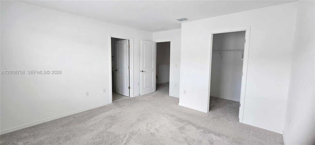 Spacious, unfurnished interior of a new home in , Davenport (Image 10).