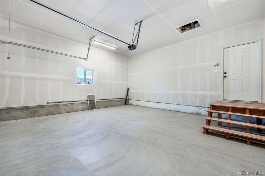 Spacious, unfurnished interior of a new home in , Colorado Springs (Image 41).