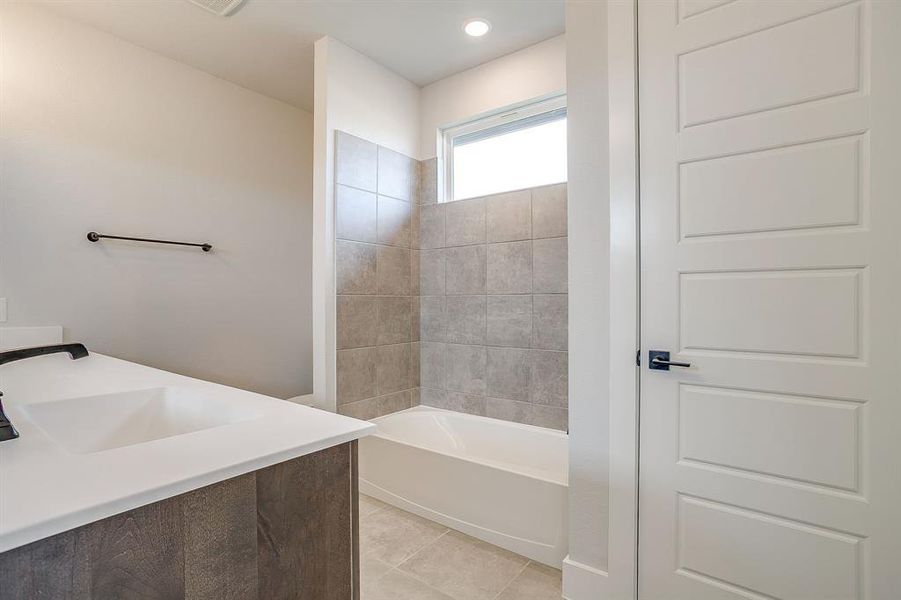 Furnished interior view inside a new home in Waterfall Ranch, Waxahachie (Image 11).