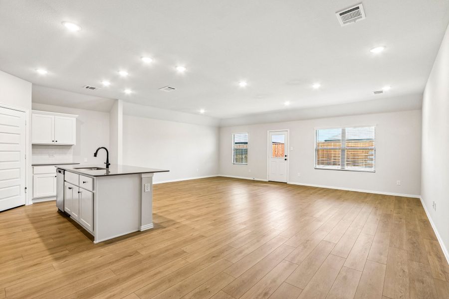 Spacious, unfurnished interior of a new home in Rolling Ridge, Van Alstyne (Image 8).