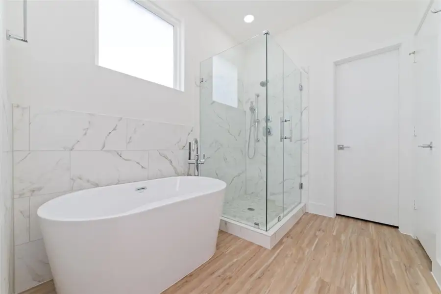 Primary Bath w Soaking Tub