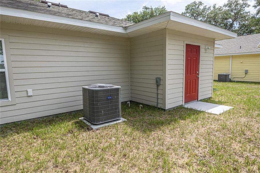 Exterior details and patio area of a home in , Bushnell (Image 19).