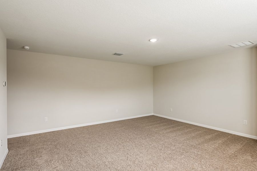 Spacious, unfurnished interior of a new home in Pasadena Ridge, Dade City (Image 17).