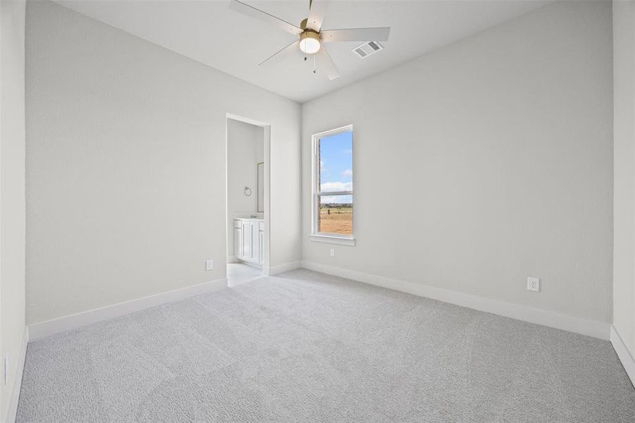 Spacious, unfurnished interior of a new home in Waterfall Ranch - 1 Acre Lots, Waxahachie (Image 22).