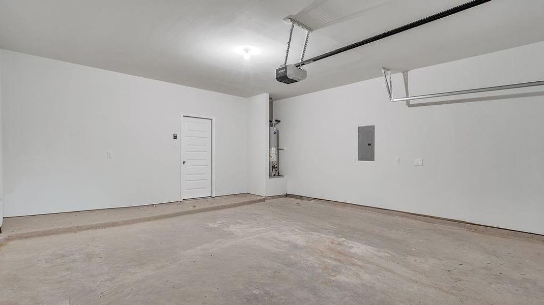 Spacious, unfurnished interior of a new home in Aldine Pines, Houston (Image 36).