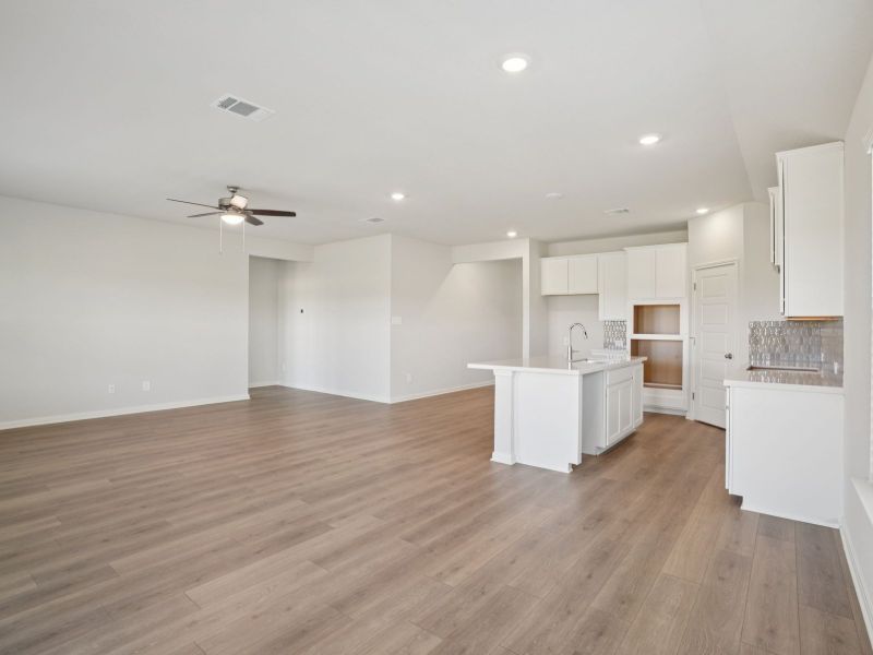 Spacious, unfurnished interior of a new home in Arcadia Ridge - Classic Series, San Antonio (Image 13).