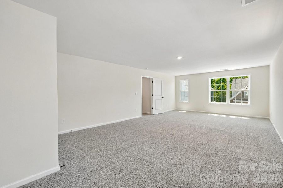 Spacious, unfurnished interior of a new home in Sylvan Creek, Denver (Image 12).