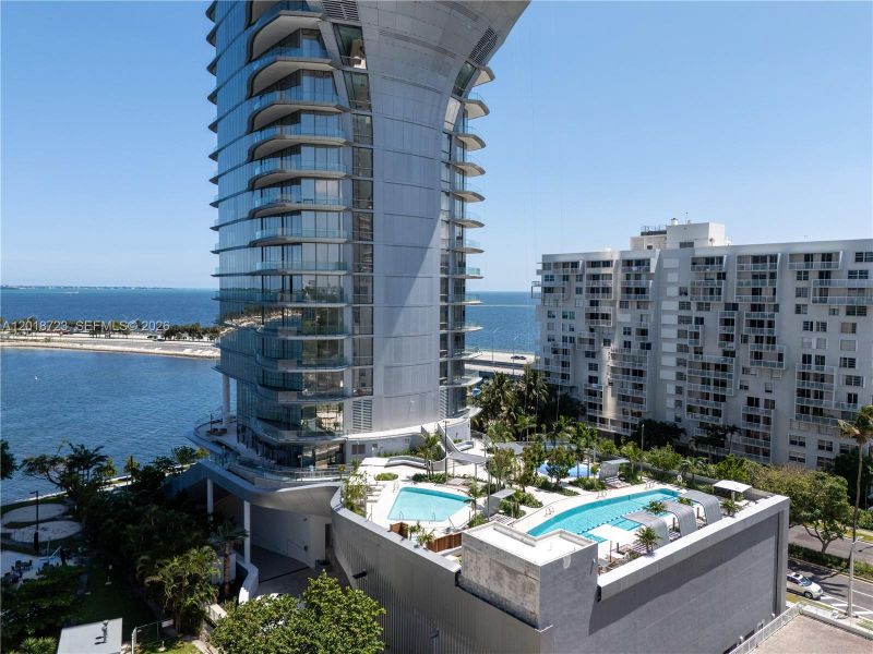 Condo located in Miami, FL showcasing its design and architecture (Image 19).