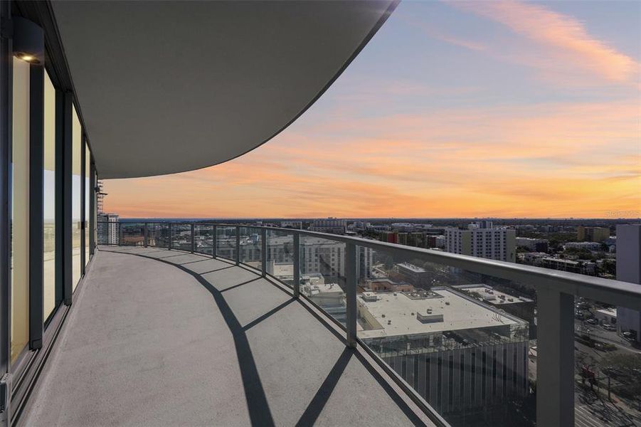 Condo located in St. Petersburg, FL showcasing its design and architecture (Image 28).
