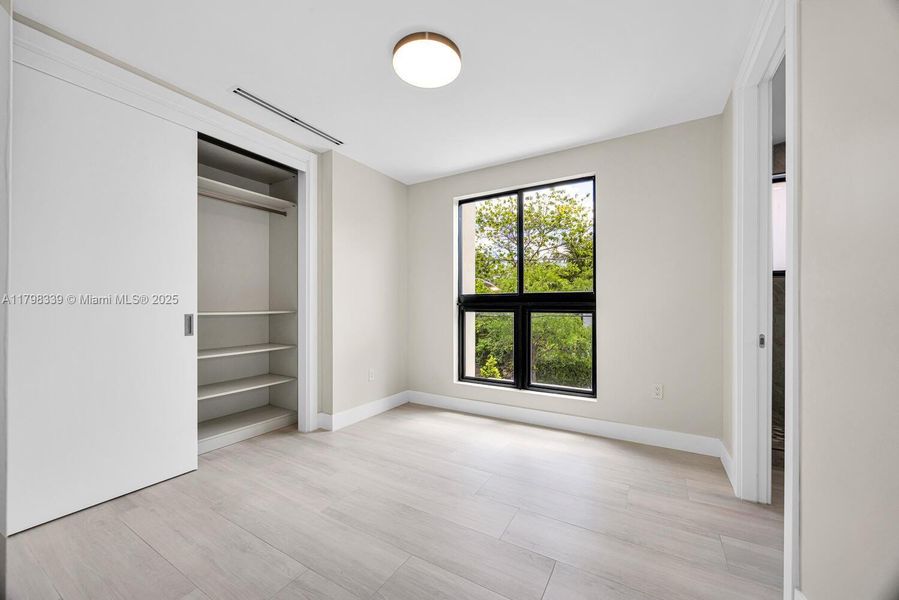 Spacious, unfurnished interior of a new home in , Miami (Image 21).